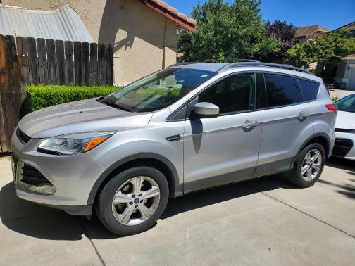 Photo 1 of 3 of 2013 Ford Escape SE